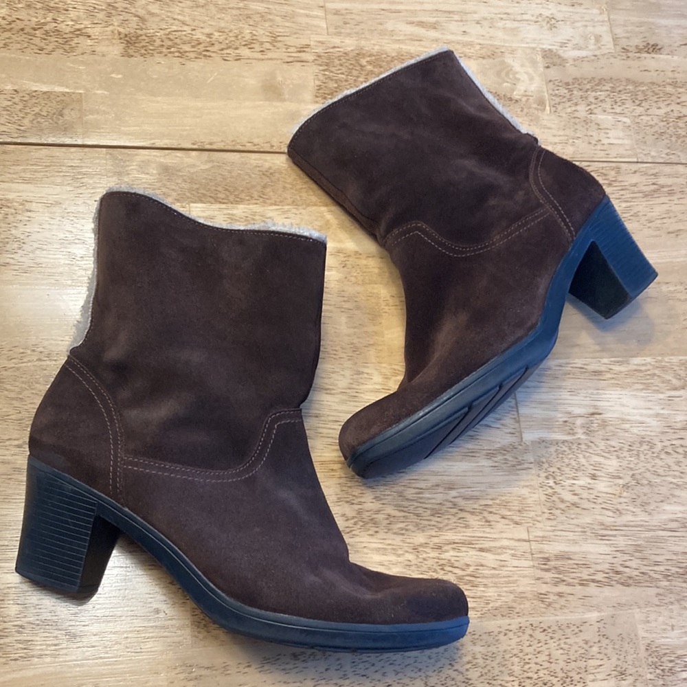 Clarks brown suede bendables with faux fur lining